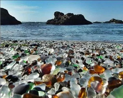 Cette fois-ci, nous sommes bien en Californie, à Fort Bragg plus précisément. Mais qu'est-il arrivé à cette plage en sable de verre ?