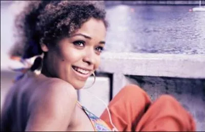 Avec qui Alisha sort-elle au début de la série ?