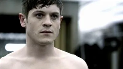 Avec qui Simon est-il en couple à partir de la deuxième saison ?