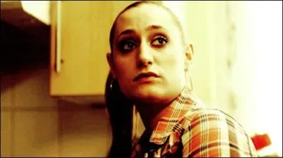 Dans quel continent Kelly déménage-t-elle au bout de la troisième saison ?