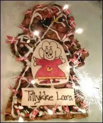 Au Danemark, pour les enfants, le gâteau d'anniversaire a la forme d'un homme ou d'une femme. Que coupe-t-on en premier ?