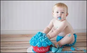 Aux États-Unis, on donne une part de gâteau à l'heureuse personne. Que doit-elle faire avec ?