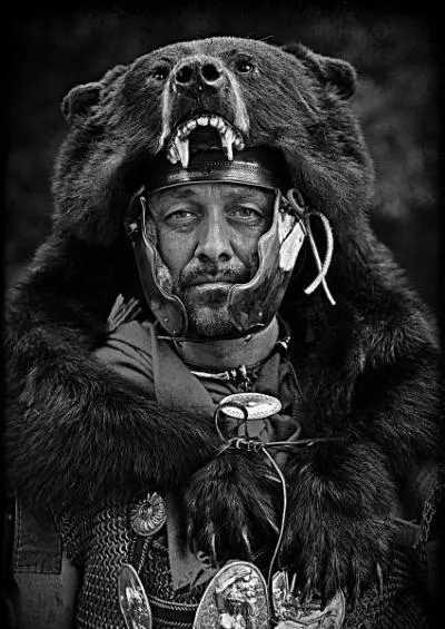 Toujours en première ligne, d'un courage et d'une expérience avérée, il porte l'emblème sacré de sa centurie : qui est-il ?