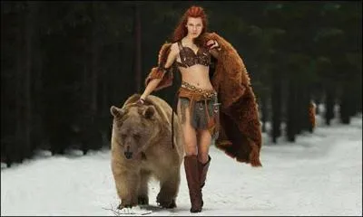 Qui est cette héroïne de la mythologie grecque ? Fille du roi Isaos puis abandonnée, elle sera nourrie par une ourse et deviendra une grande guerrière :