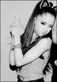 Qu'est-ce qu' Ariana Grande trouve de plus marqué chez elle ?