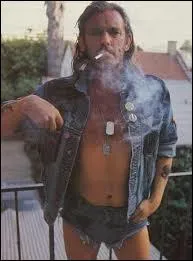 Durant la décennie des années 80, Lemmy confirme la valeur sûre qu'est Motörhead grâce à de nombreux albums efficaces et sans concession. Multipliant les voyages aux Etats-Unis pour des raisons de contrat avec les maisons de disque, Lemmy y déménage en 1990. Dans quelle ville décide-t-il de s'installer ?