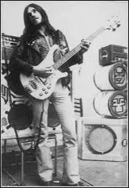 Au début des années 70, Lemmy intègre un groupe considéré aujourd'hui comme l'un des pionniers du genre space rock. Lemmy met sa guitare au placard et occupe désormais la fonction de chanteur/bassiste. Ce groupe porte le nom de :