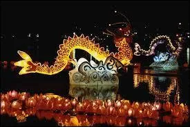 Au Vietnam, les anniversaires sont fêtés le jour du Nouvel An. Les enfants reçoivent des jouets, bien sûr, mais aussi de l'argent de la part de certains adultes. Quelle est la couleur de l'enveloppe contenant cet argent, traditionnellement ?