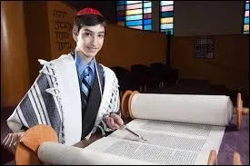 Les Juifs fêtent le passage d'un enfant à l'âge adulte, avec la batmitzvah pour...