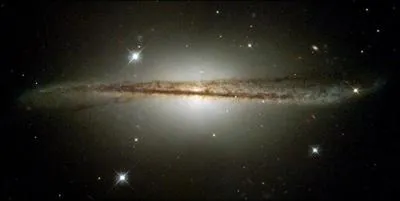 Je vous présente la galaxie de la Roue Voilée, à 1 500 millions d'années-lumière ! Pourquoi porte-t-elle ce nom ?