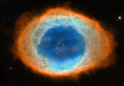 Voici la nébuleuse de la Lyre : que trouve-t-on en son centre ?