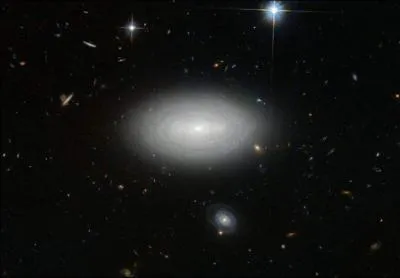 Cette galaxie est tellement isolée que, si nous y avions habité, il aurait fallu attendre des siècles avant de pouvoir apercevoir une étoile ! C'est à dire ?