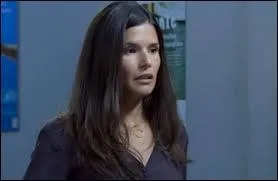 Lorsqu'il l'a conduite au commissariat, Victoire Lissajoux avait essayé de le séduire en l'énervant. Avec quelle amie était-elle alors ?