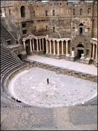 Dans quel pays est située Bosra, ville antique toute en basalte ?