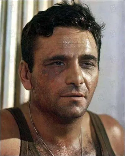 Acteur et producteur américain, il devient borgne à l'âge de 3 ans et doit porter un il de verre :