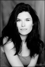 Qui a réalisé la pièce de théâtre "Après la pluie", dans laquelle elle a joué ?