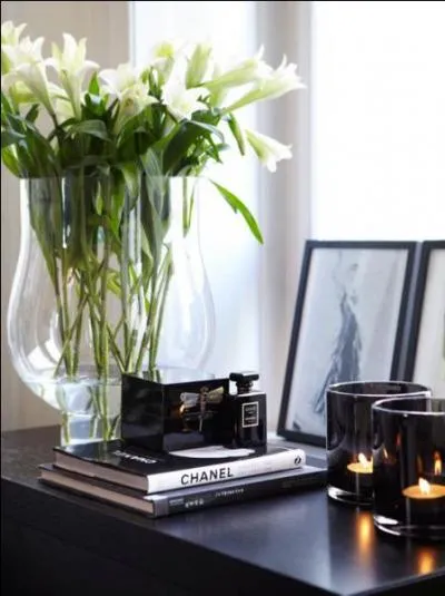 J'orne de ma beauté les parcs et les jardins, tant les fleurs de mon espèce sont magnifiques, mais ont-elle une aile... ou deux  ?