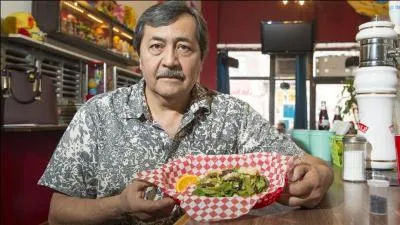 Voici le propriétaire du fameux restaurant Ta Chido. On sent qu'il respire la joie de vivre avec ses tacos. C'est qu'évidemment, il doit passer son temps à ramasser les clients qui vomissent dans ses toilettes. Bon, mais que nous concocte-t-il pour la prochaine année ?