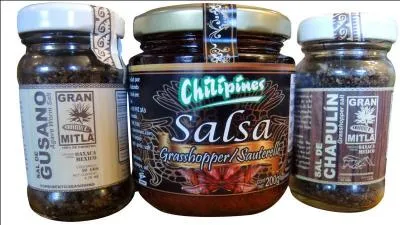 Regardez bien cette photo , je sens que vous salivez et vous vous tordez de désir sur votre fauteuil . Ce sont des épices et condiments. Pourriez-vous me dire ce qu'est le pot central ?