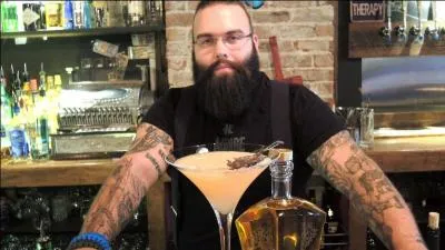 C'est fou comme tous ces gens qui flirtent avec les insectes ont l'air heureux. Ici un barman de Montréal nous suggère .... pour nous mettre à l'aise et faire fonctionner notre système digestif. (Complétez)