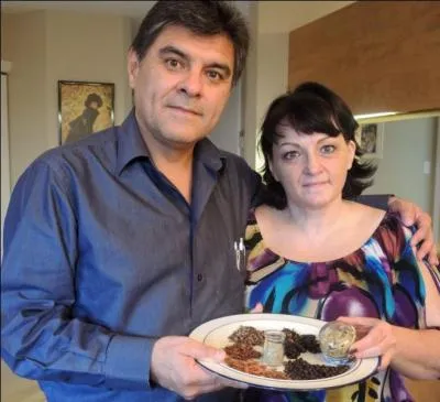 Encore des gens sympathiques de l'univers des insectes ! Ils doivent mettre du LSD dans leurs petits plats parce que leurs regards...enfin passons... Mais que nous proposent-ils sur cette superbe assiette les propriétaires de l'entreprise Gourmex ? Regardez dans le petit pot en vitre et dites-moi quel est ce plat dont nous rêvons tous ?