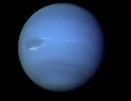 Quel élément compose en grande partie l'atmosphère de Neptune ?
