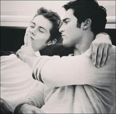 Dans la saison 3b, par qui Stiles est-il possédé ?