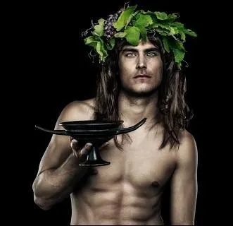 Fils de la mortelle Sémélé et du dieu de la Q4, il sera surtout associé aux cultes extatiques et orgiastiques : qui est-il ?