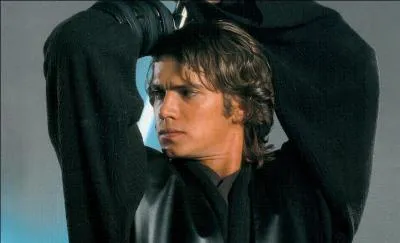 Qui joue Anakin dans les épisodes II et III ?