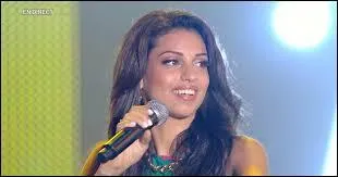 Avec qui chante-t-elle lors d'un concert ?