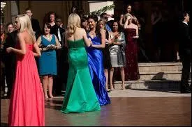 Dans la saison 1 Caroline et Elena participent à un concours ; lequel ?