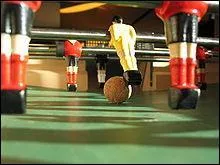 Au baby-foot, combien y a-t-il de joueurs sur la barre des milieux de terrain ?