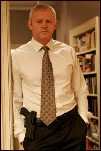 Comment s'appelle le flic qui cherche à faire tomber House ?