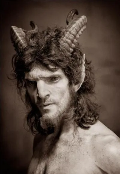 Photographe parisien, il s'intéresse à faire des mises en scène théâtrales comme il le décrit lui-même "d'êtres qui se sentent seuls, qui sont dans la peur et dans l'expectative du moment-clef de leur existence sans savoir, ce qu'il sera" : qui est cet artiste hors du commun ?