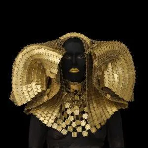 Exceptionnelle artiste japonaise, elle joue à se maquiller, se métamorphoser en avatars éthiques et mythologiques : qui est-elle ?