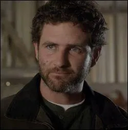 Pour qui se fait passer le père de Caleb ?