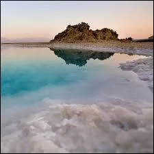 Quelle affirmation concernant la mer Morte est fausse ?