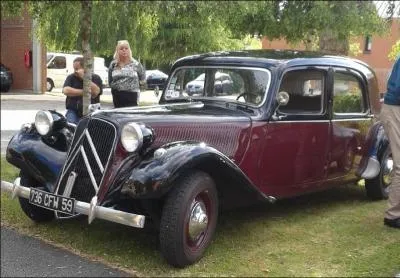 Où se trouve cette auto mal stationnée ? (Question difficile)