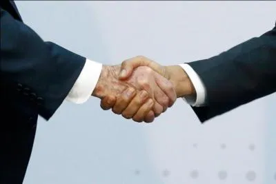 C'est la poignée de main la plus célèbre de l'année. On la croyait impossible et les deux pays irréconciliables. Elle change lesdits pays à jamais et c'est tant mieux . Qui sont ces hommes qui se sont tendus la main et ont mis fin à une guerre froide qui durait depuis 54 ans ?