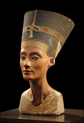 De quel musée le buste de Néfertiti fait-il la fierté ?