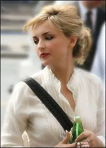 Qui est cette femme pour lui ?