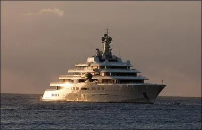 170 m de long et 800 millions de dollars : c'est plus grand qu'un terrain de football, n'est-ce pas Monsieur ___________ ?