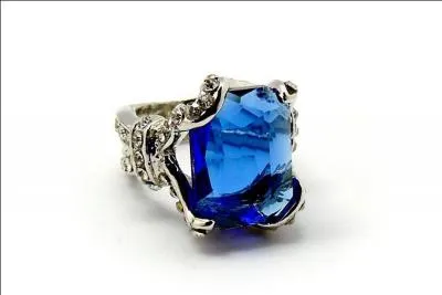 Sur quel doigt se trouve cette bague ?