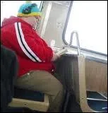 Vous ne rêvez pas, c'est bien lui ! 
Qui est assis dans le bus ?