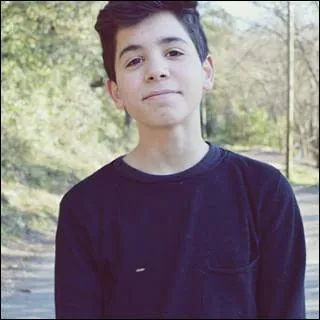 Dans sa vidéo "la meilleure des surprises" sur sa chaîne de vlogs qui rencontre-t-il ?