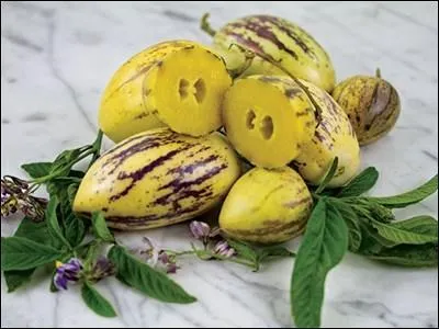 Ce petit fruit est aussi appelé poire-melon et il est originaire d'Amérique du Sud. Saurez-vous retrouver le nom de ce fruit jaune-orange strié de marron violacé qui a le goût du melon ?