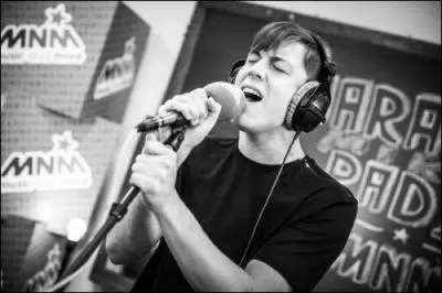 Quel est le titre de sa première chanson (composée par lui-même) ?