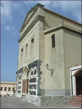 Dans quel pays pourrez-vous visiter Patti, une commune de 13 200 habitants ?