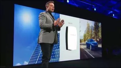 C'est une révolution parce que cette batterie compacte à usage domestique nommée Powerwall peut se fixer au mur chez soi, se recharge à l'aide de panneaux solaires ou grâce au réseau électrique aux heures creuses. L'énergie de la batterie est toujours renouvelée et le consommateur peut se libérer du réseau. Mais qui a donc inventé cette merveille ? (Regardez attentivement la photo.)