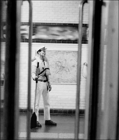 S&eacute;rieux, t'as vraiment l'air d'un c.., Donald, dans ton d&eacute;guisement de marin ! Quelle est cette station ?